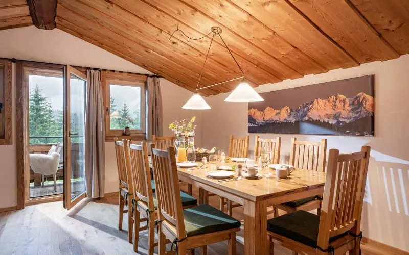 chalet_der_erzstadl_krinbergweg_2_kirchberg_wohnraum_fruehstueckstisch.jpg